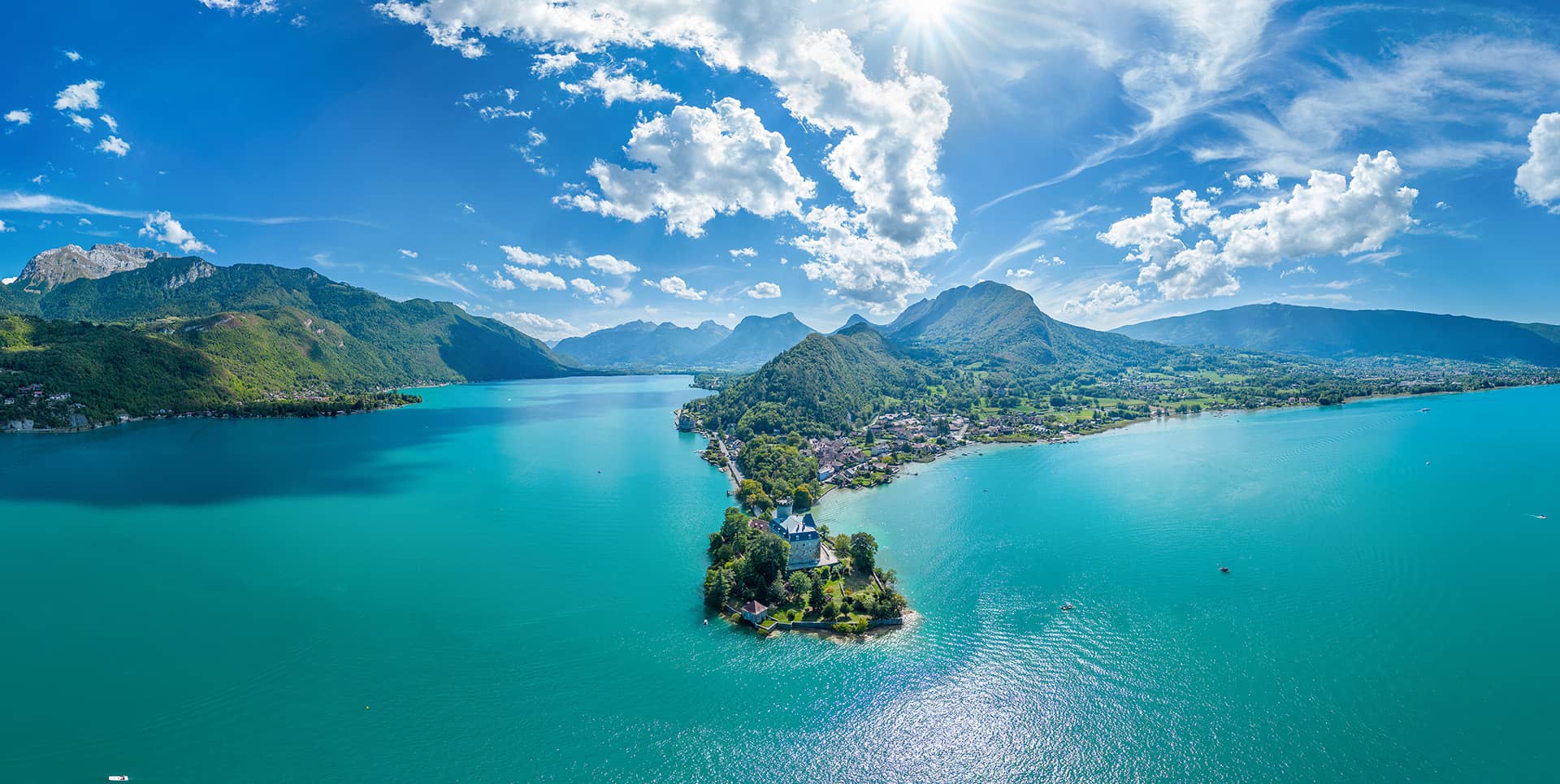Vue du château de Duingt depuis le lac d'Annecy — location bateau FAM BOAT